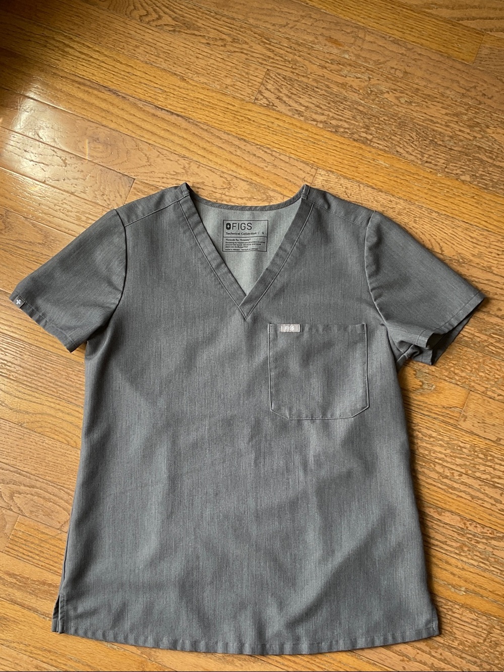 Figs Women’s Short Sleeve V-Neck Top - Gray